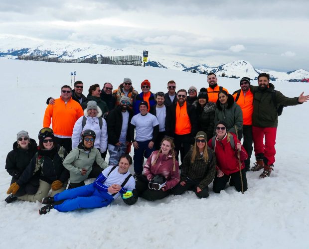 Ein Foto des gesamten Teams, aufgenommen in den Alpen