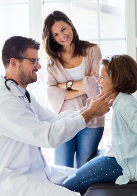 Mère et sa fille se faisant examiner la gorge par un pédiatre au cabinet. Enregistré avec Netscribe