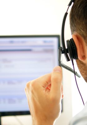 Accountmanager voert supportgesprekken in een callcenter