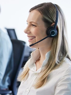 Frau benutzt ein Headset, um in ihren Computer zu diktieren