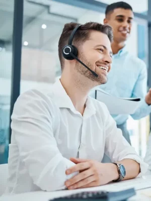 CRM, callcenter, telemarketing en over ons team van vertegenwoordigers lezen op computer voor beoordeling, feedback of e-mail in een kantoor. met behulp van een hardwareheadset