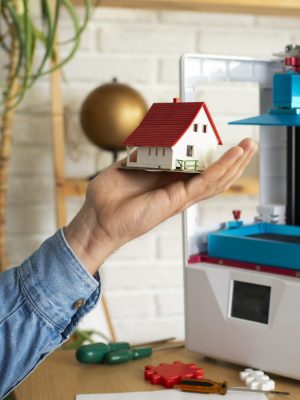 Un homme montre sa figurine construite en 3D