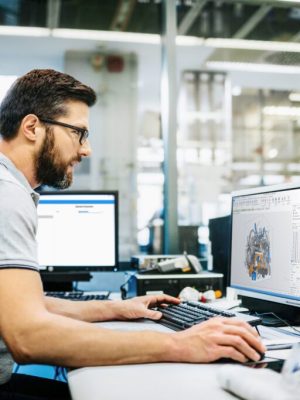 Man in fabriek werkt aan computer